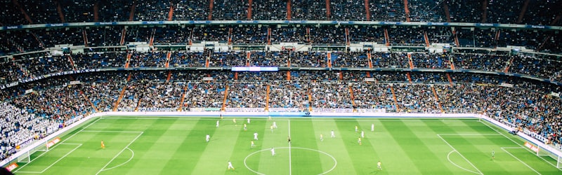 AC米兰球迷在圣西罗球场挥舞旗帜庆祝进球的壮观场面