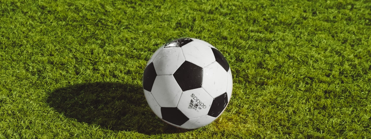 AC米兰球员在绿茵场上激烈拼抢，展现意甲联赛的高水平竞技画面